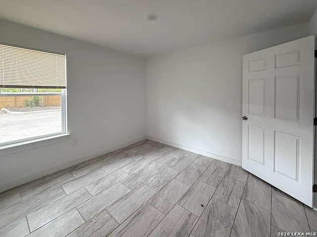 2 bed, 1.0 bath, 736 sqft, $995 — Photo 2