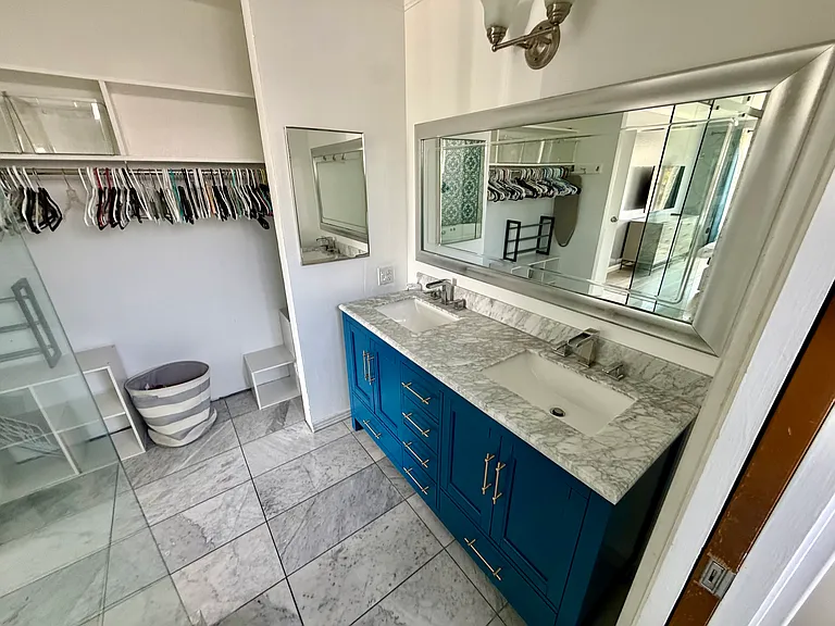 Dual sinks and large closet space