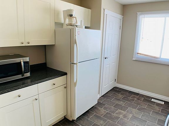 4th image of 102 Caldwell Cres