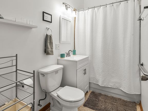 5th image of 3305 S Bell Ave