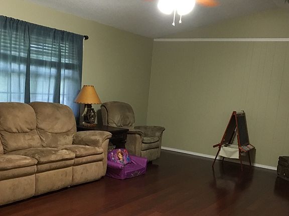 Living w/vaulted ceiling