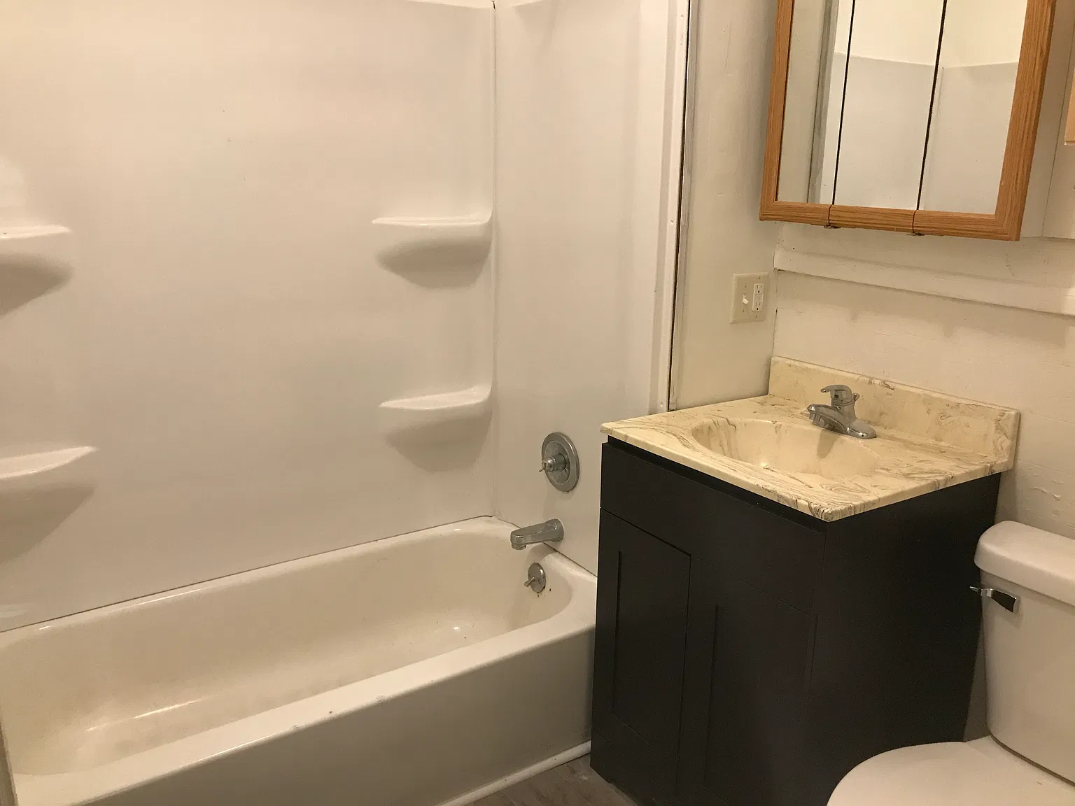 6 bed, 3600 sqft, $2,250 — Photo 4