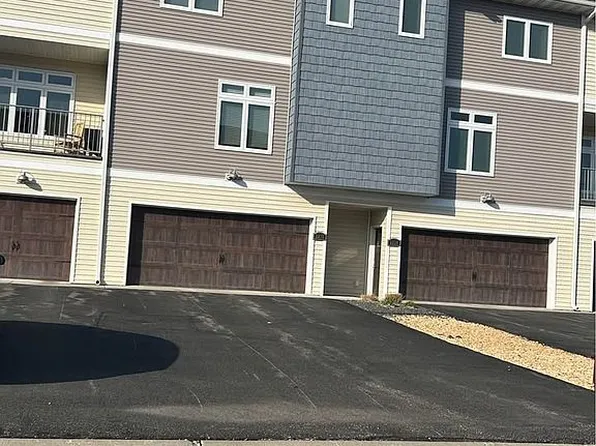 2236 Rolling Green Trl, North Mankato, MN 56003