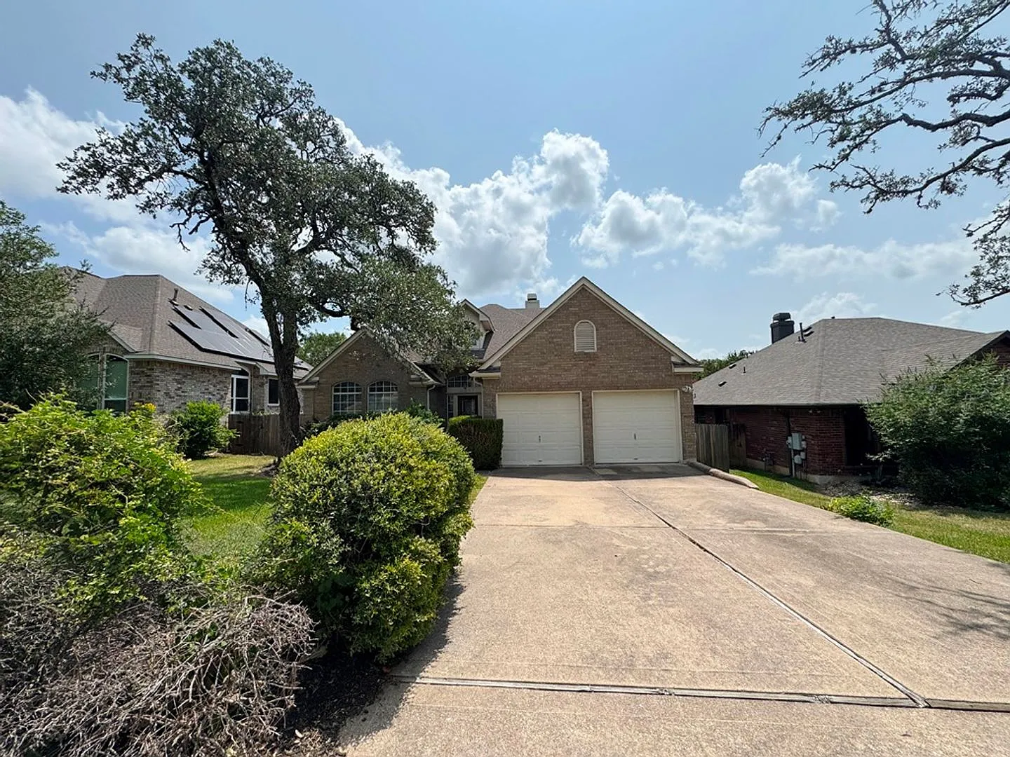 Bright home with big windows & open floorplan available in Circle C Ranch! — Photo 2