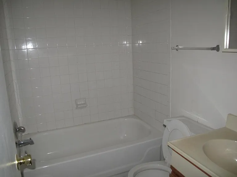 Bathroom - nicely tiled bath