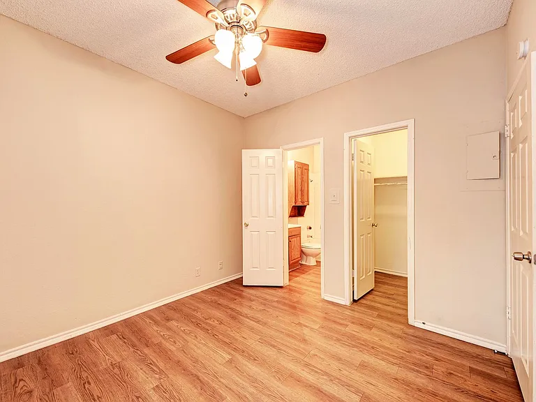 914 W 26th St #104 — Photo 11
