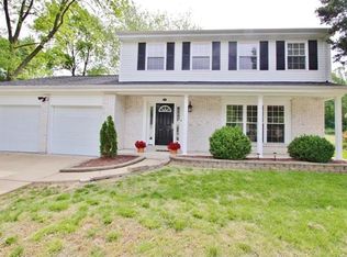 928 Queensbridge Rd, Ballwin, MO 63021