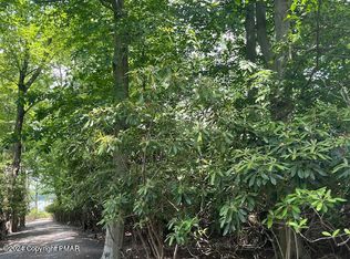 401 Stillwater Dr, Pocono Summit, PA 18346