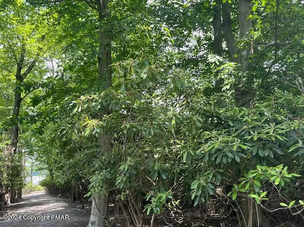 401 Stillwater Dr, Pocono Summit, PA 18346