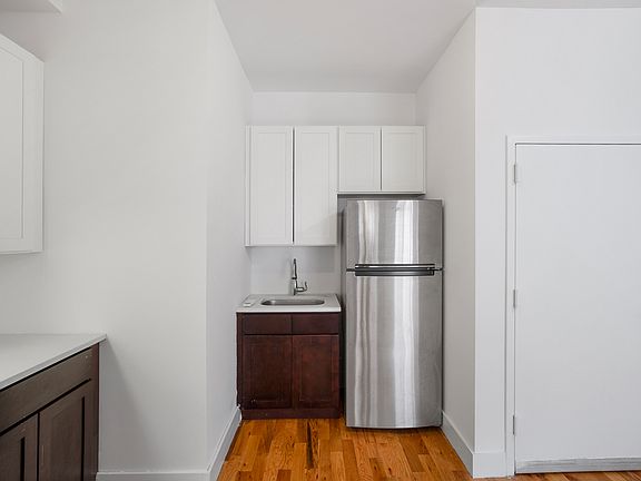 5th image of 476 Gates Ave #2F