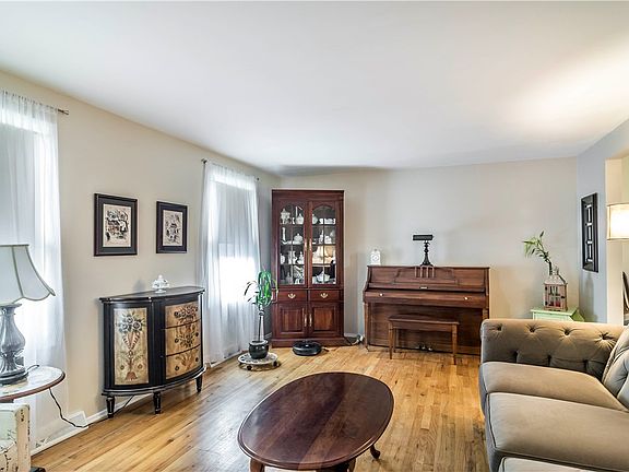 3rd image of 6 Mohawk Dr