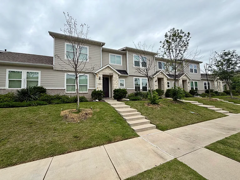 1325 Creekbank Dr — Photo 1