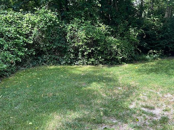 4th image of 301 Meadowbrook Dr