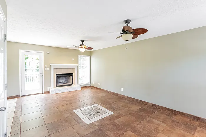 3 bed, 2.5 bath, 1518 sqft, $1,725 — Photo 2