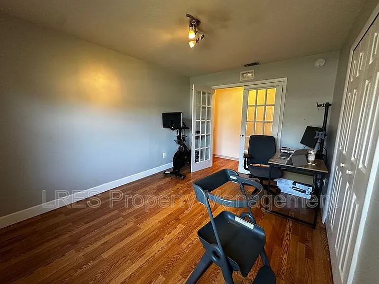 910 Sycamore Ln — Photo 12