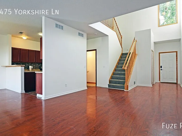 1475 Yorkshire Ln — Photo 4