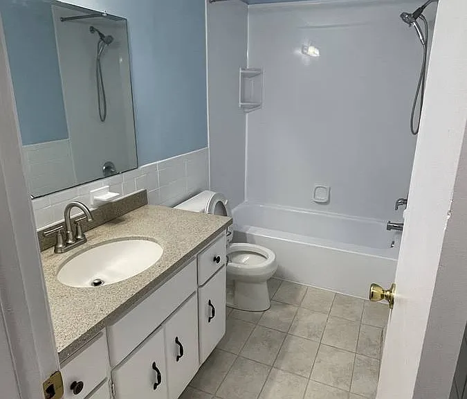 11 W Summerset Ln #R — Photo 2