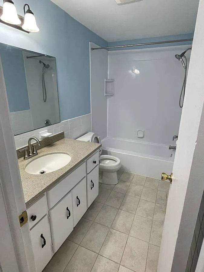 Building Photo - 11 W Summerset Ln #R