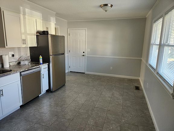 Spacious Eat in Kitchen
