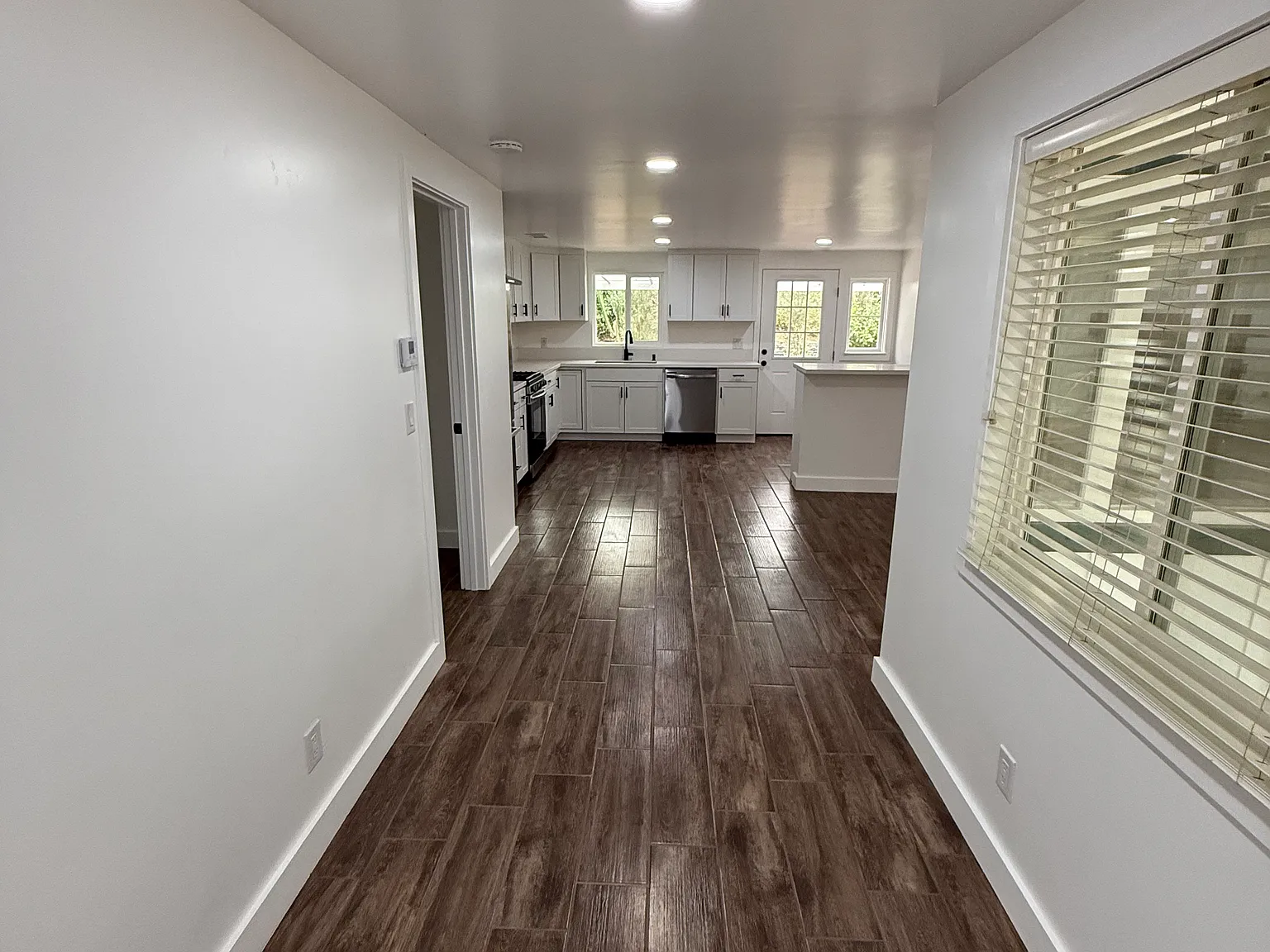 3 bed, 1400 sqft, $8,250 — Photo 4