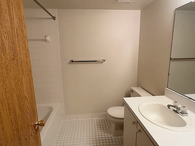 Lakeside Village Apartments — Photo 126