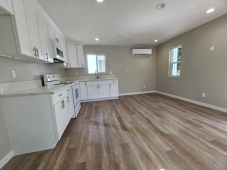 14009 Hubbard St — Photo 4