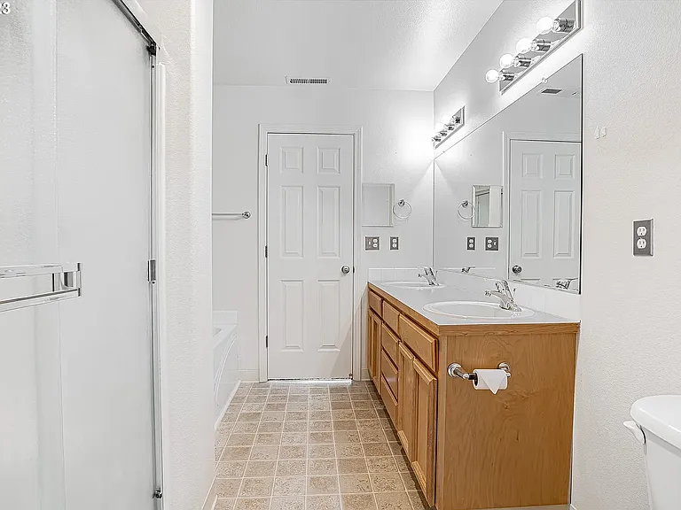 5700 NE 82nd Ave — Photo 17