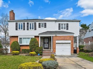 22063 77th Ave, Oakland Gardens, NY 11364