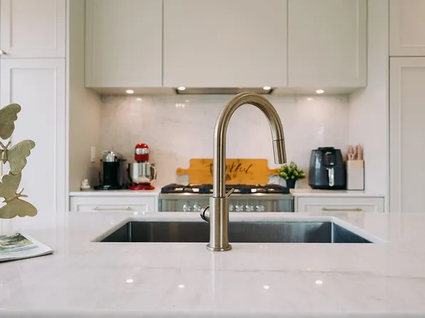 986 Renfrew St, Vancouver, BC V5K 4B8