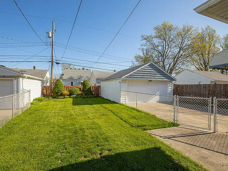 8310 Salisbury Dr — Photo 32