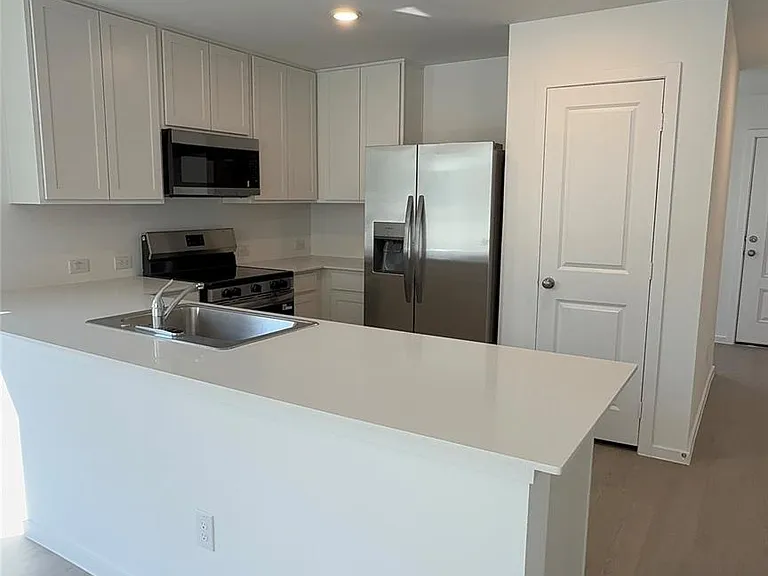 331 Parkin Ct — Photo 4
