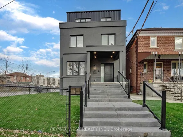 201 Cedric Ave #3, Toronto, ON M6C 3X7