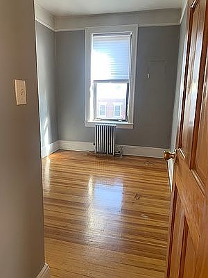 4th image of 2570 42nd St #3F