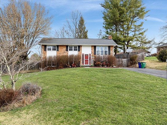5th image of 20 Windy Hill Ln
