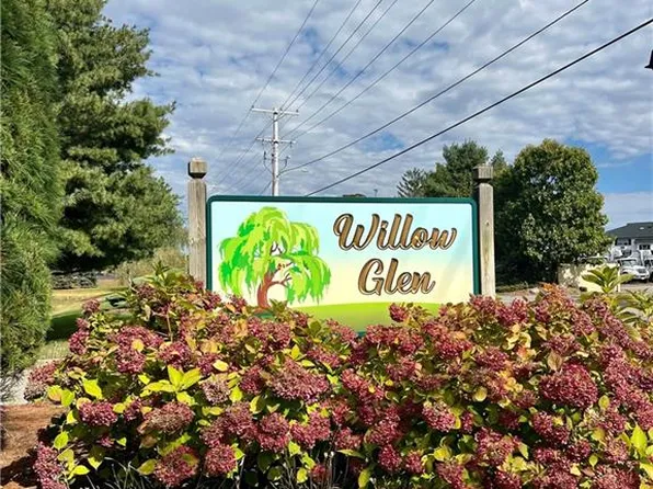 1 Willow Glen Cir, Warwick, RI 02889