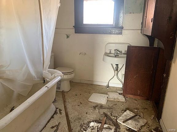 4th image of 215 E 2nd St