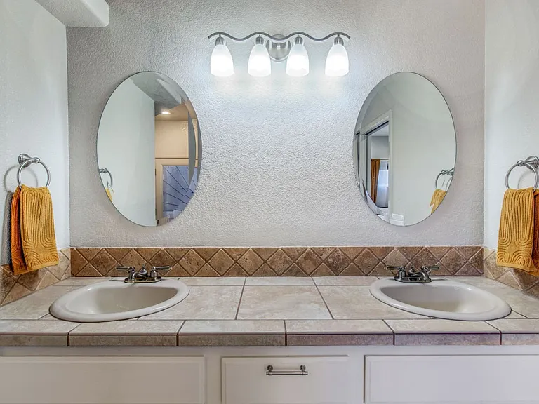 1800 Burgundy Dr — Photo 24