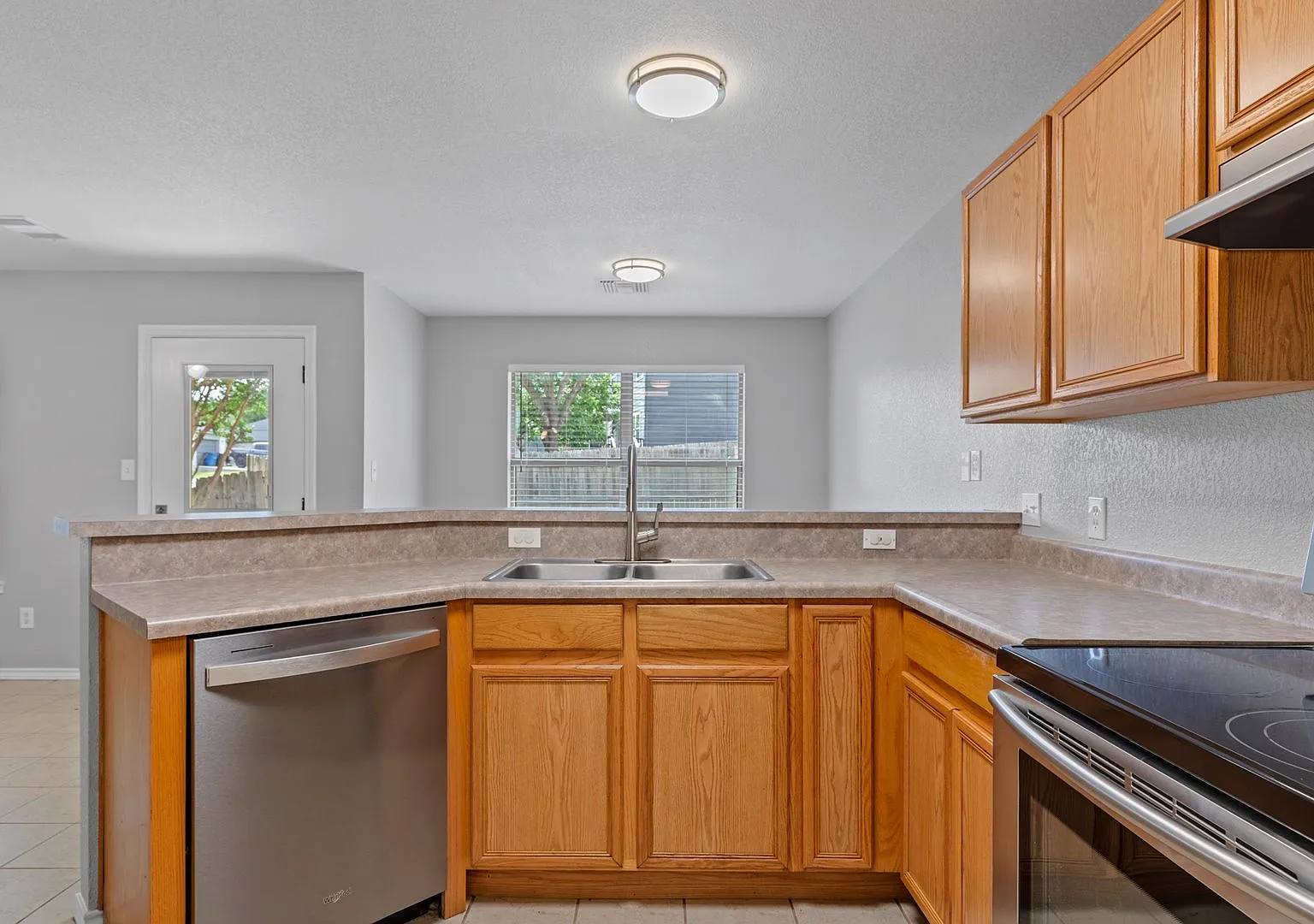 2 bed, 2.5 bath, 1214 sqft, $1,375 — Photo 3