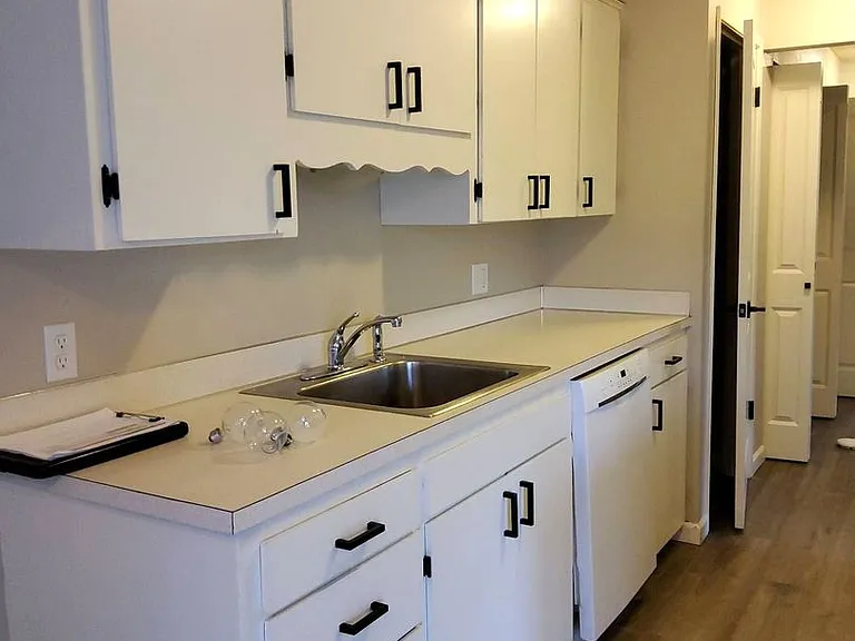 2100 Eldridge Ave — Photo 3
