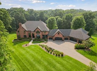 160 Spur Cir, Wayzata, MN 55391