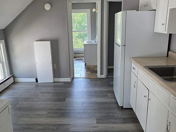 5th image of 96 Maple St #B