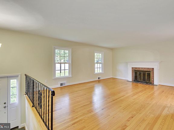 3rd image of 1916 Corliss Ct