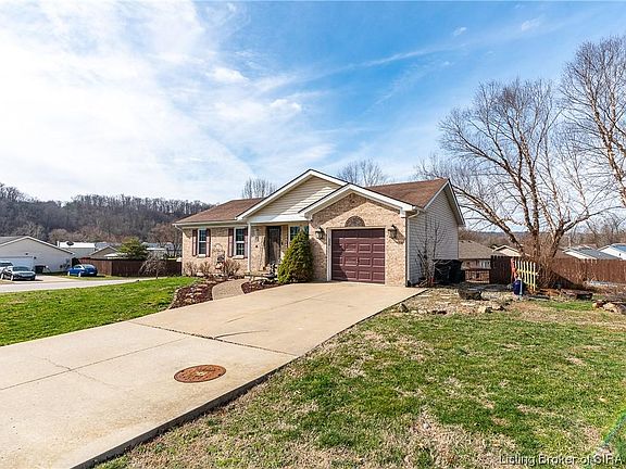 3rd image of 121 Brewer Dr