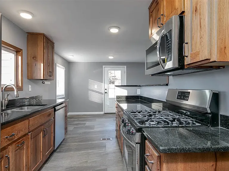 6863 Anderson Ave — Photo 10