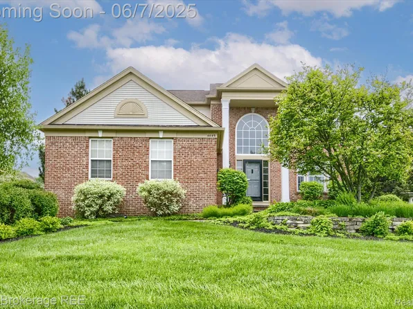 4449 Brighton Dr, Grand Blanc, MI 48439
