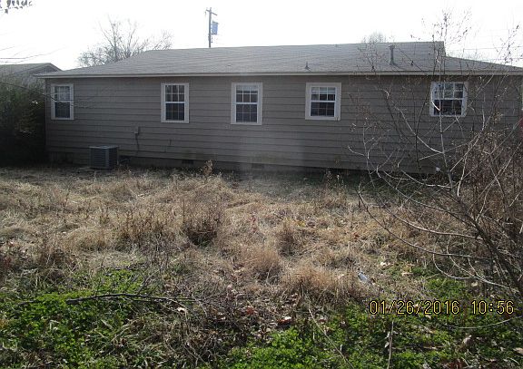 3rd image of 2105 Poplar St