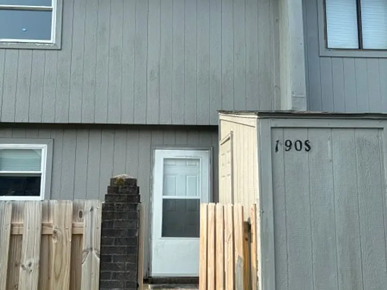 Pine Villa Town Houses — Photo 22