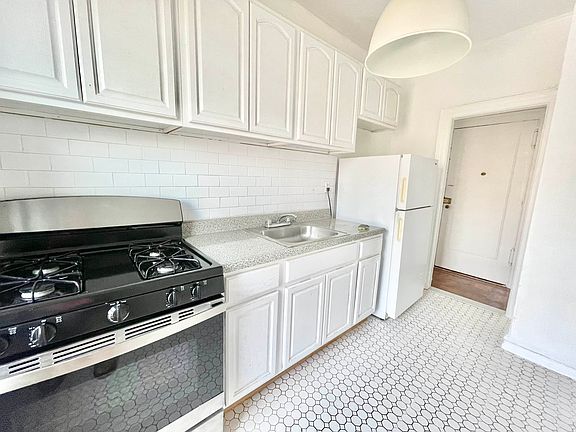 4th image of 874 43rd St APT 8C