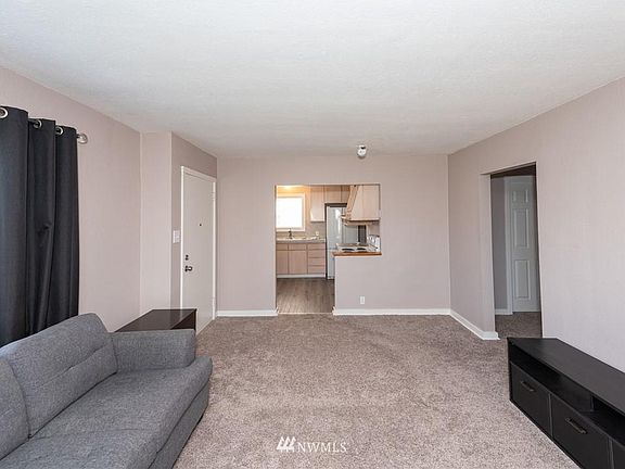 5th image of 802 S Oxford St