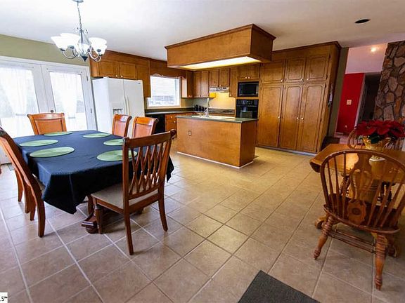 4th image of 110 Camden Dr